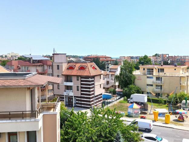 Голям Апартамент С Прекрасна Гледка Кьм Морето Ravda Exterior photo